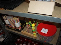 Kindgerelateerde producten waaronder spelletjes, kleurpotloden en grabbelton op schap. - afbeelding 1 van  1