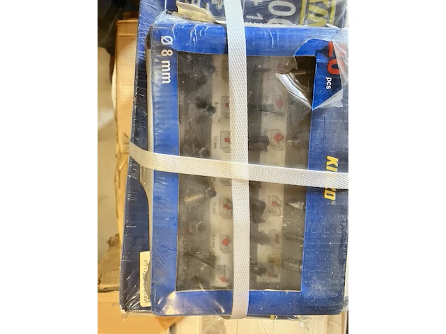 Kinzo bovenfrees met doosje freesjes erop - afbeelding 7 van  7