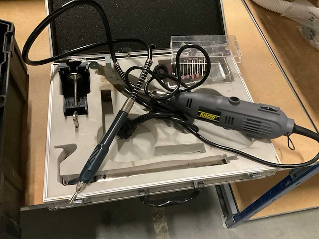 Kinzo multitool en dewalt cirkelzaag met geleider - afbeelding 2 van  7