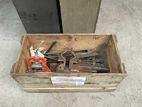 Kist gevuld met pijpklemmen - afbeelding 1 van  2