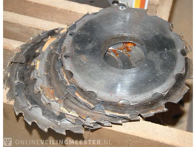 Kist met div. cirkelzagen en frezen - afbeelding 6 van  6