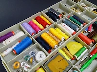 Kist met fournituren en ander naaigerei - afbeelding 2 van  5