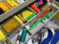 Kist met fournituren en ander naaigerei - afbeelding 3 van  5