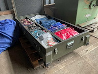 Kist met kleding - afbeelding 1 van  7