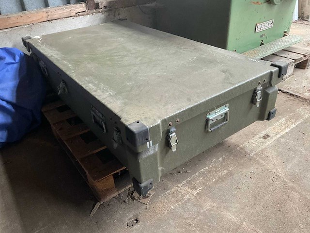 Kist met kleding - afbeelding 2 van  7