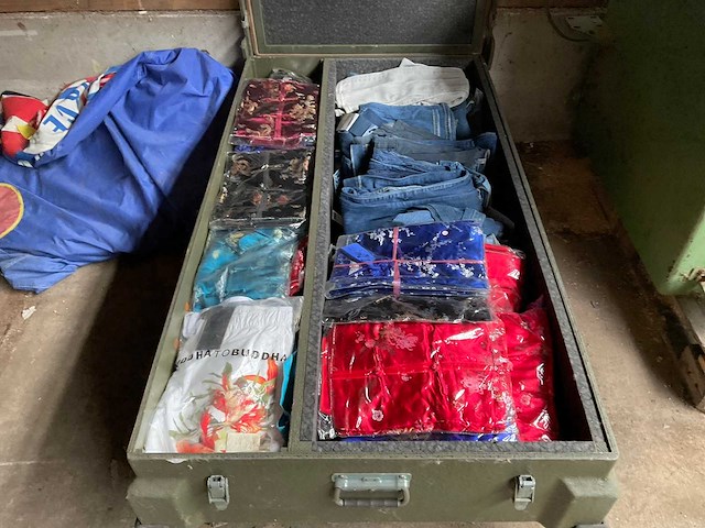Kist met kleding - afbeelding 3 van  7