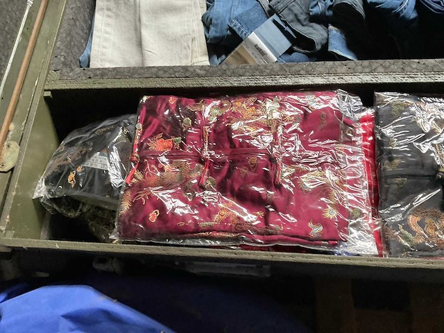 Kist met kleding - afbeelding 5 van  7