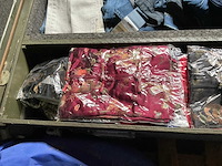 Kist met kleding - afbeelding 5 van  7