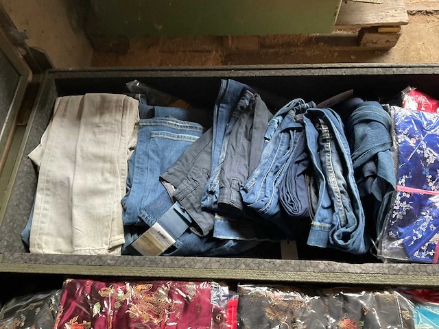 Kist met kleding - afbeelding 6 van  7