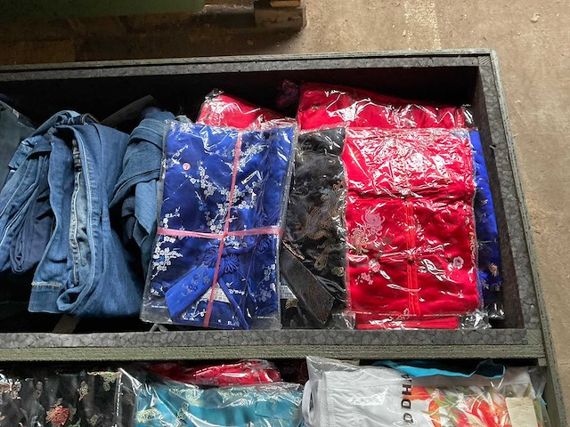 Kist met kleding - afbeelding 7 van  7