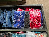 Kist met kleding - afbeelding 7 van  7