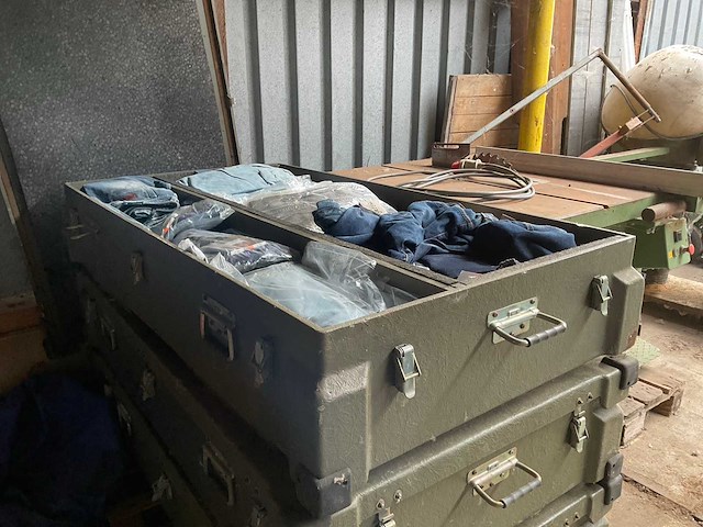Kist met kleding - afbeelding 1 van  7