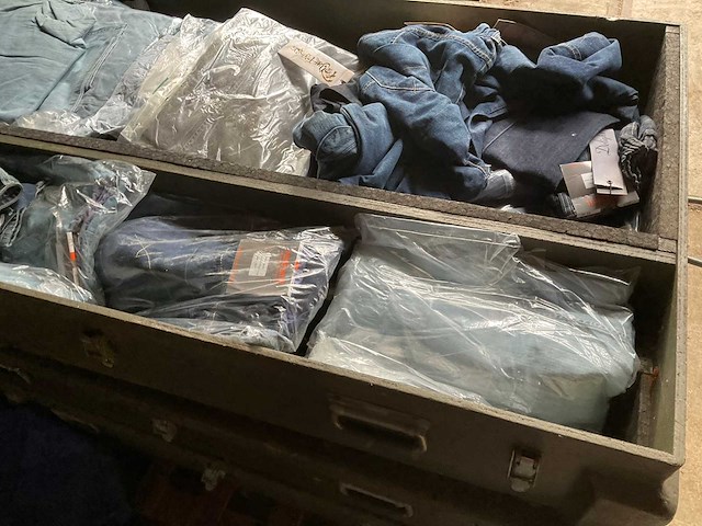 Kist met kleding - afbeelding 3 van  7