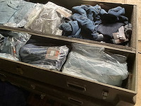 Kist met kleding - afbeelding 3 van  7