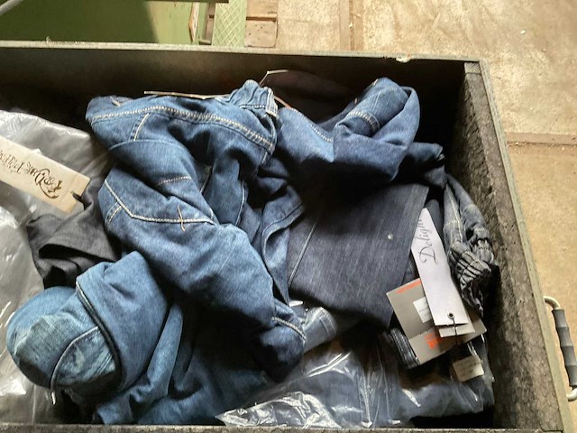 Kist met kleding - afbeelding 7 van  7