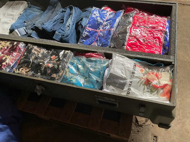 Kist met kleding - afbeelding 4 van  7