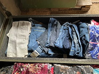 Kist met kleding - afbeelding 6 van  7