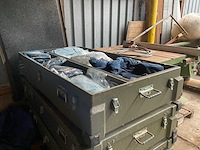 Kist met kleding - afbeelding 1 van  7