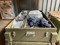 Kist met kleding - afbeelding 2 van  7