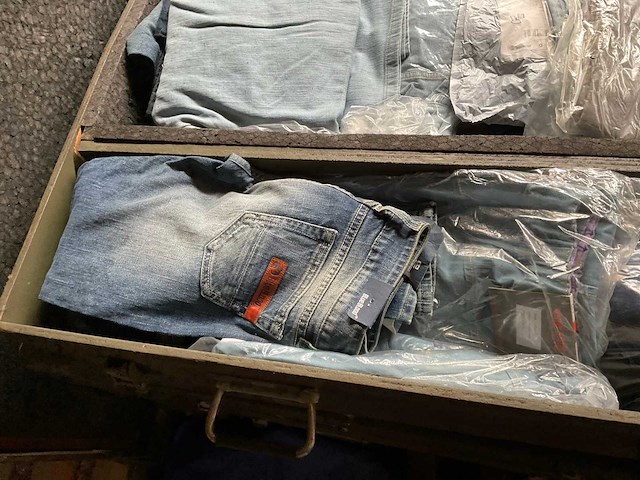 Kist met kleding - afbeelding 4 van  7