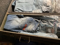 Kist met kleding - afbeelding 4 van  7