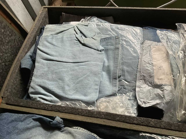 Kist met kleding - afbeelding 5 van  7