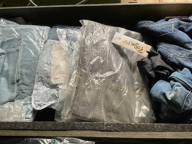 Kist met kleding - afbeelding 6 van  7