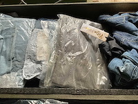 Kist met kleding - afbeelding 6 van  7