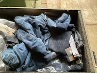 Kist met kleding - afbeelding 7 van  7