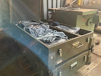 Kist met kleding - afbeelding 1 van  6