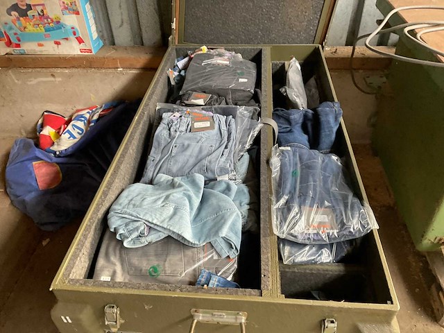 Kist met kleding - afbeelding 2 van  6