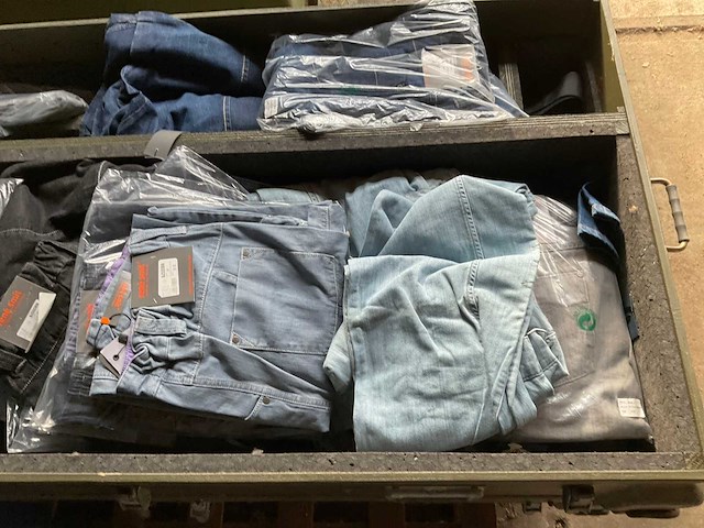 Kist met kleding - afbeelding 3 van  6