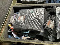 Kist met kleding - afbeelding 4 van  6