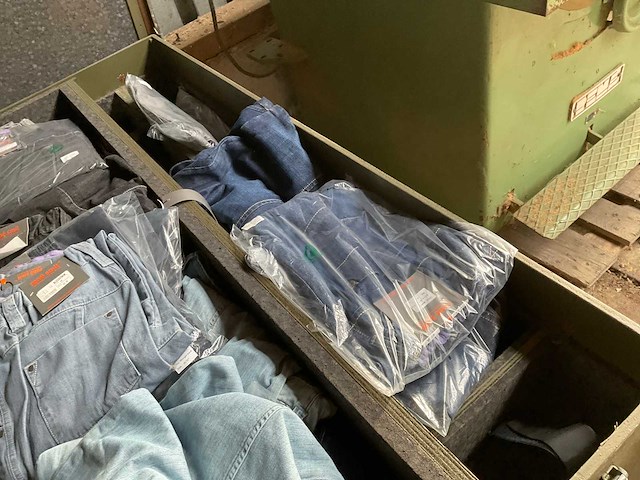 Kist met kleding - afbeelding 5 van  6