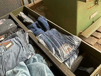 Kist met kleding - afbeelding 5 van  6