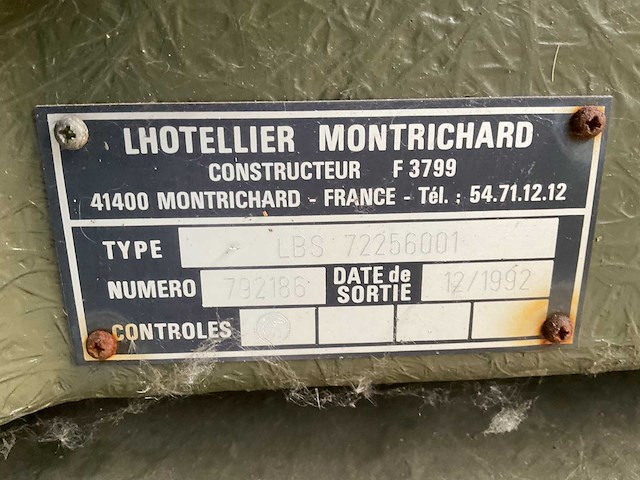 Kist met kleding - afbeelding 6 van  6