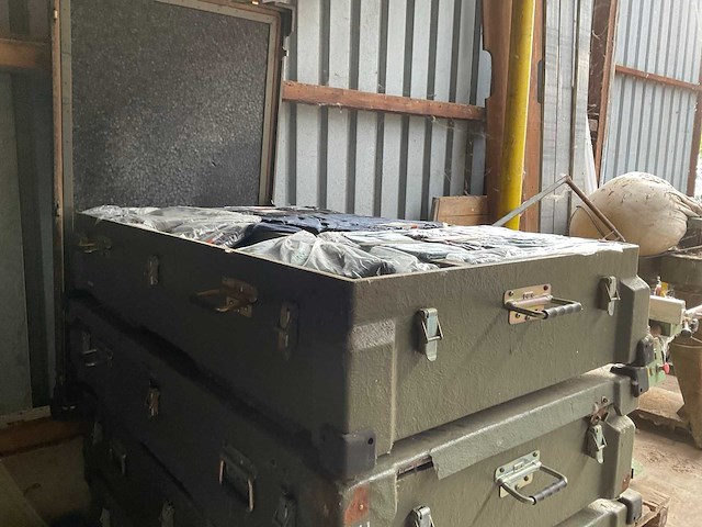 Kist met kleding - afbeelding 1 van  7