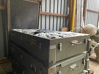 Kist met kleding - afbeelding 1 van  7