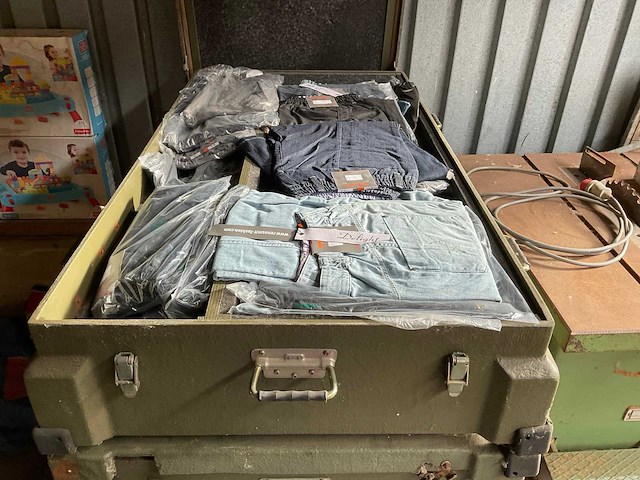 Kist met kleding - afbeelding 2 van  7