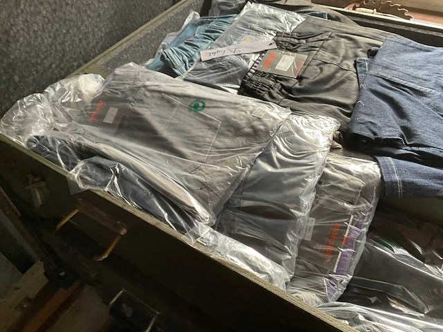 Kist met kleding - afbeelding 3 van  7