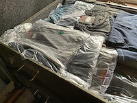 Kist met kleding - afbeelding 3 van  7
