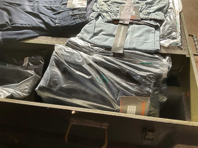 Kist met kleding - afbeelding 4 van  7