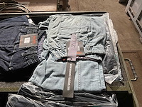 Kist met kleding - afbeelding 5 van  7