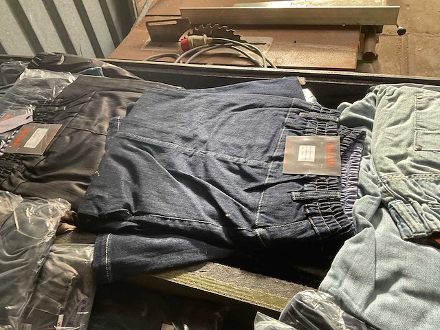 Kist met kleding - afbeelding 6 van  7