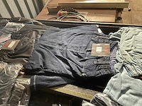 Kist met kleding - afbeelding 6 van  7