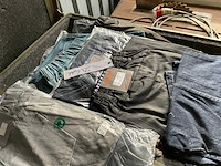 Kist met kleding - afbeelding 7 van  7