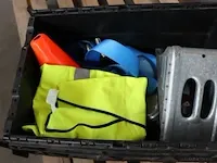 Kist met o.a. veiligheidsjack - afbeelding 2 van  4
