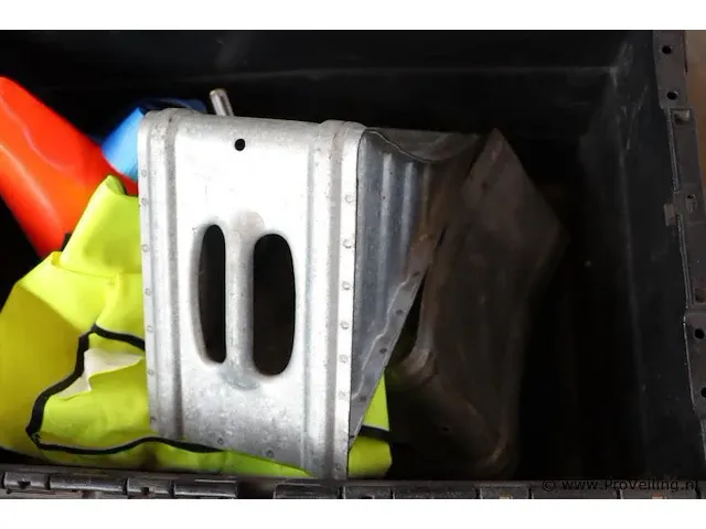 Kist met o.a. veiligheidsjack - afbeelding 4 van  4
