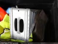 Kist met o.a. veiligheidsjack - afbeelding 4 van  4