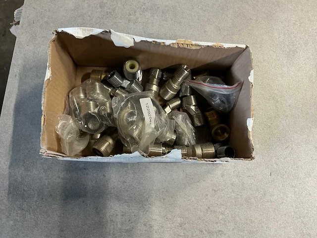 Kist vol diverse badkamer spullen - afbeelding 5 van  15